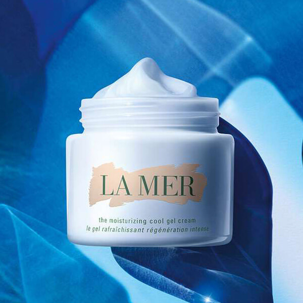 La Mer The NEW Moisturizing Cool Gel Cream มอยซ์เจอไรเซอร์เนื้อเจลสดชื่นใหม่ล่าสุดจากลาแมร์ที่ซึมเข้าสู่ผิวทันทีที่สัมผัส เหมาะสำหรับสภาพอากาศร้อนแบบประเทศไทย ปลอบประโลมผิวให้เย็นสบายและรู้สึกมีชีวิตชีวา   ผลิตภัณฑ์เนื้อเจลเย็นสดชื่น จะช่วยโอบอุ้มผิวไว้ด้วยความชุ่มชื้นมอบคุณประโยชน์เฉกเช่น Crème de la Mer ในสัมผัสที่เย็นสบาย แลดูเปล่งประกายอย่างเป็นธรรมชาติ ฟื้นบำรุงให้ผิวแลดูสุขภาพดี 