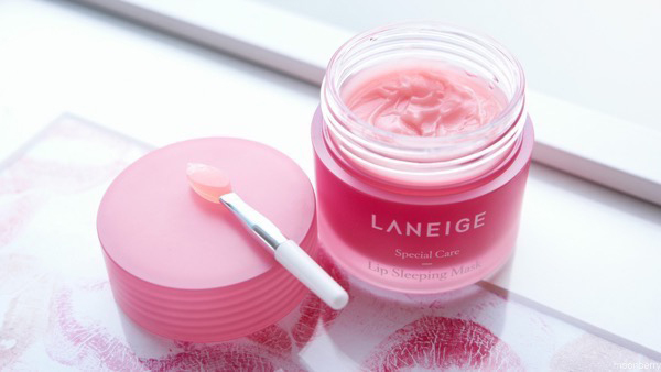 Laneige Lip Sleeping Mask #Berry 20 g    มาส์กบำรุงริมฝีปากแบบข้ามคืนสูตรใหม่ล่าสุด !! ขายดีจนกลายเป็นสินค้าหายากของเกาหลี หากอยากมีริมฝีปากเด้งดึ๋งเหมือนเยลลี่ พร้อมนุ่มชุ่มชื่นขนาดนี้ละก็ ห้ามพลาดเด็ดขาด !!