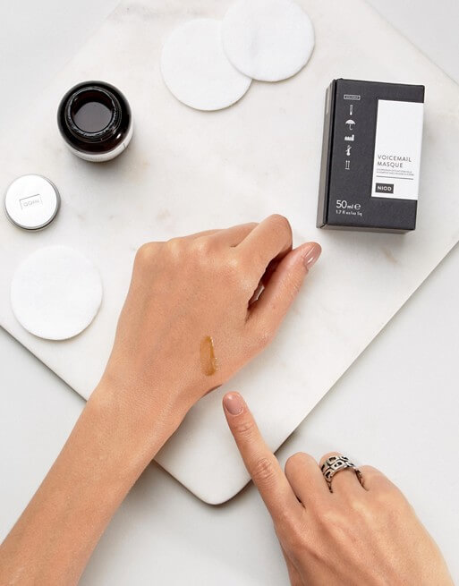 NIOD Voicemail Masque 50 ml.  มาส์กบำรุงผิวหน้า Best Seller ของ NIOD ช่วยซ่อมแซมผิวที่เหนื่อยล้าให้กลับมาขาวใส สัมผัสได้ถึงยามเช้าเมื่อตื่น รู้สึกได้เลยว่าหน้าสดใสขึ้น  ด้วยสารสกัดจากธรรมชาติออร์แกนิคนานาชนิด ปราศจากแอลกอฮอลล์และน้ำมันต่างๆ  ประกอบไปด้วยโพลีฟีนอลบริสุทธิ์ และเซลล์พืชจากดอกไม้จำนวนมากจากภูเขา อุดมไปด้วยกรด Hydroxycinnamic ผลที่ได้คือช่วยลดอาการหมองคล้ำของใบหน้าให้ผิวดูกระจ่างใสขึ้น แถมช่วยให้ใบหน้าดูอ่อนเยาว์