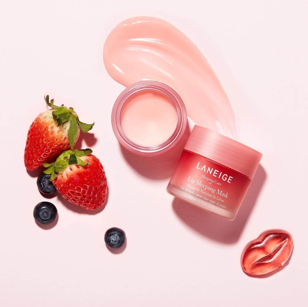 Laneige Lip Sleeping Mask #Berry 8 g    มาส์กบำรุงริมฝีปากแบบข้ามคืนสูตรใหม่ล่าสุด !! ขายดีจนกลายเป็นสินค้าหายากของเกาหลี หากอยากมีริมฝีปากเด้งดึ๋งเหมือนเยลลี่ พร้อมนุ่มชุ่มชื่นขนาดนี้ละก็ ห้ามพลาดเด็ดขาด !  ไม่ว่าจะใช้เป็นมาสก์ข้ามคืน ฟื้นฟูเรียวปาก หรือมาสก์เร่งด่วนก่อนไปงาน โดยทา 10-15 นาที ก็สวยเด้งได้รวดเร็ว