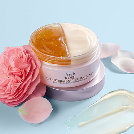 Fresh Rose Deep Hydration Sleeping Mask 70 ml  มาสก์ทรีทเมนท์ 2 ขั้นตอนที่ได้รับการออกแบบมาเพื่อคืนความชุ่มชื้น พร้อมเก็บกักความชุ่มชื้น ไว้ภายใต้ชั้นผิวตลอดคืน เพื่อผลลัพธ์สู่ผิวอ่อนนุ่ม เปล่งปลั่ง ดูอิ่มน้ำ ในยามเช้า