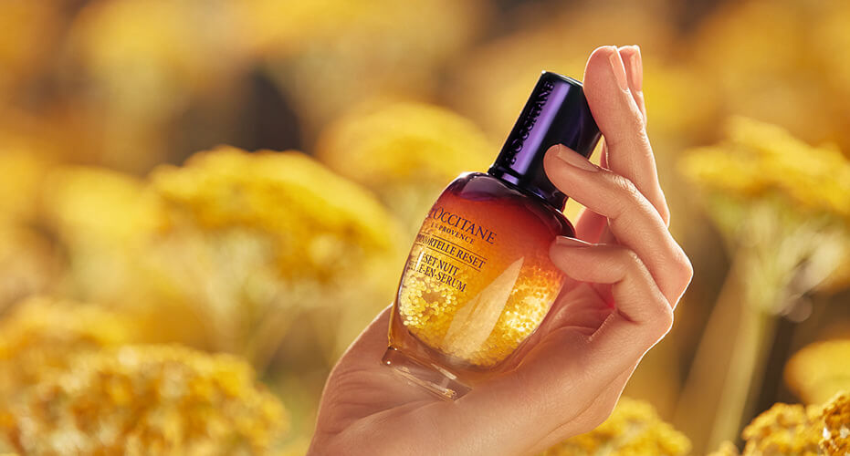 L'occitane Immortelle Reset Overnight Reset Oil-In-Serum 5ml  ผลิตภัณฑ์เพื่อการบำรุง เผยผิวแลดูอ่อนเยาว์และสดใส ริ้วรอยร่องตื้นดูเต็มขึ้น  โดดเด่นด้วยสองเนื้อสัมผัสออยล์แคปซูลสีเหลืองทองที่บรรจุน้ำมันหอมระเหยจากดอกอิมมอคแตล ช่วยชะลอริ้วรอยและความร่วงโรยของผิวได้อย่างมีประสิทธิภาพ และเซรั่มใสแสนอ่อนโยน สกัดจาก 2 พลังธรรมชาติจากดอก Marjoram ช่วยกระตุ้นผิว และดอก Acmella Oleracea ช่วยให้ผิวเรียบเนียน  ผสานประสิทธิภาพตรงเข้าบำรุงอย่างล้ำลึกไร้ที่ติ รีเซตผิวให้กระจ่างใส กู้ผิวที่ร่วงโรยให้กลับมามีชีวิตชีวาและเปล่งประกาย เสมือนได้รับการพักผ่อนอย่างเพียงพอ 