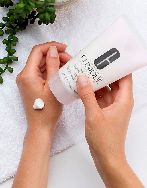 Clinique All About Clean Rinse Off Foaming Cleanser 150 ml  ผลิตภัณฑ์ดูแลผิวที่ได้รับการคิดค้นและพัฒนาจากแพทย์ผิวหนัง พร้อมส่วนผสมของคาร์โมมาย ช่วยทำให้ผิวรู้สึกสบาย และสะอาดหมดจด ผ่านการทดสอบการแพ้ และปราศจากน้ำหอม 100% ปลอดภัยและเป็นมิตรกับผิว ช่วยสร้างผิวสวยสุขภาพดีและเนรมิตให้ผิวดูงดงามอย่างเป็นธรรมชาติ